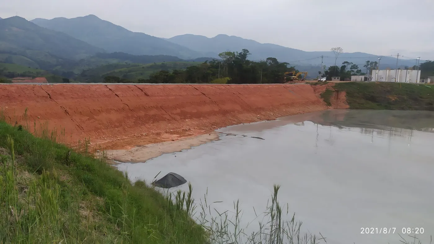 Embalse y obras de tierra